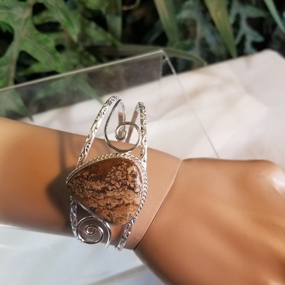 ELEGANT BRACELET NWOT - Picture 4 of 9